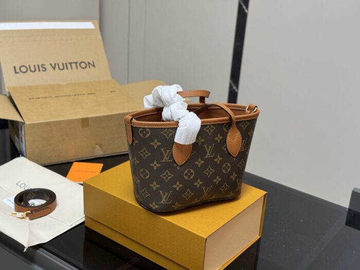 Louis Vuitton Neverfull Bb New Classic Textured Tote Bag - Image 8