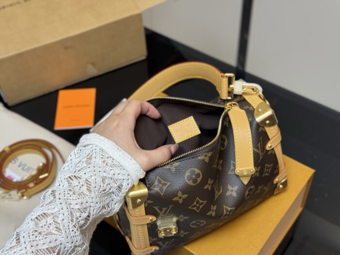 Louis Vuitton Transcendent New Soft Case Bag - Stylish And Versatile - Image 4