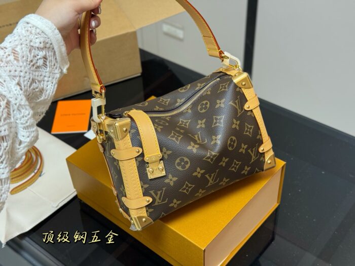 Louis Vuitton Transcendent New Soft Case Bag - Stylish And Versatile - Image 5