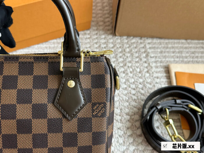 Louis Vuitton Monogram Check Shoulder Strap Top-Grain Leather Handbag/Crossbody Exquisite Hardware - Image 2