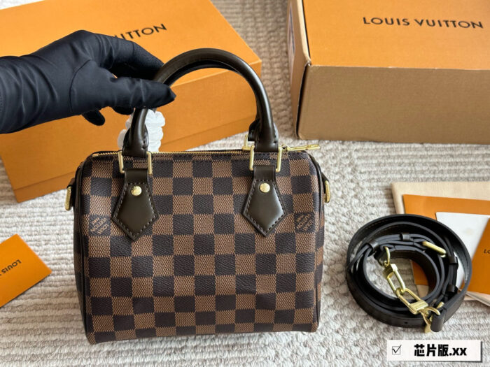 Louis Vuitton Monogram Check Shoulder Strap Top-Grain Leather Handbag/Crossbody Exquisite Hardware - Image 3