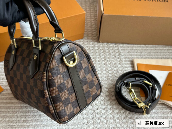 Louis Vuitton Monogram Check Shoulder Strap Top-Grain Leather Handbag/Crossbody Exquisite Hardware - Image 4