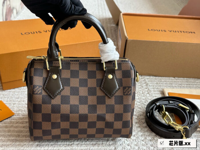 Louis Vuitton Monogram Check Shoulder Strap Top-Grain Leather Handbag/Crossbody Exquisite Hardware - Image 5