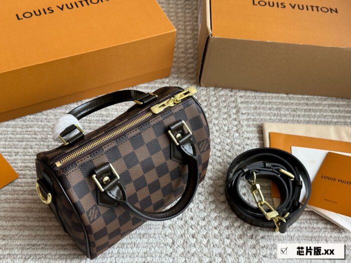 Louis Vuitton Monogram Check Shoulder Strap Top-Grain Leather Handbag/Crossbody Exquisite Hardware - Image 6