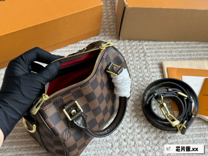 Louis Vuitton Monogram Check Shoulder Strap Top-Grain Leather Handbag/Crossbody Exquisite Hardware - Image 8