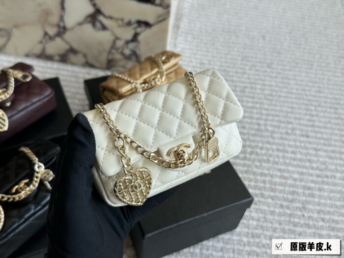 Chanel 25A Maison D'Art Ultra-Mini Pearl Heart Cf Pendant Bag - Image 3