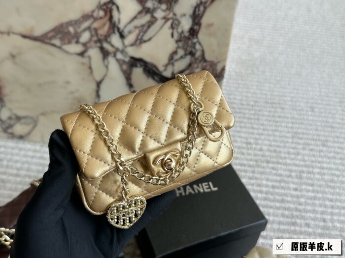 Chanel 25A Maison D'Art Ultra-Mini Pearl Heart Cf Pendant Bag - Image 4