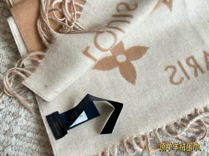Louis Vuitton Authentic Cashmere (Chip Design) Scarf Classic Floral Logo Pattern Comfortable, Warm And Versatile - Image 3