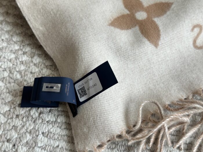 Louis Vuitton Authentic Cashmere (Chip Design) Scarf Classic Floral Logo Pattern Comfortable, Warm And Versatile - Image 4