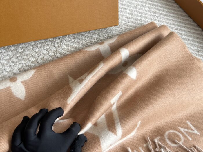 Louis Vuitton Authentic Cashmere (Chip Design) Scarf Classic Floral Logo Pattern Comfortable, Warm And Versatile - Image 6
