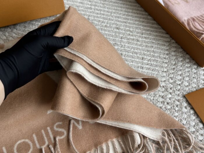 Louis Vuitton Authentic Cashmere (Chip Design) Scarf Classic Floral Logo Pattern Comfortable, Warm And Versatile - Image 7