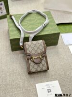 Gucci 1955 Vintage Series Replica Calfskin Phone Pouch Double G Pattern Horse Bit Buckle Adjustable Shoulder Strap Hard-Wearing And Versatile - Image 6