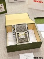 Gucci 1955 Vintage Series Replica Calfskin Phone Pouch Double G Pattern Horse Bit Buckle Adjustable Shoulder Strap Hard-Wearing And Versatile - Image 10
