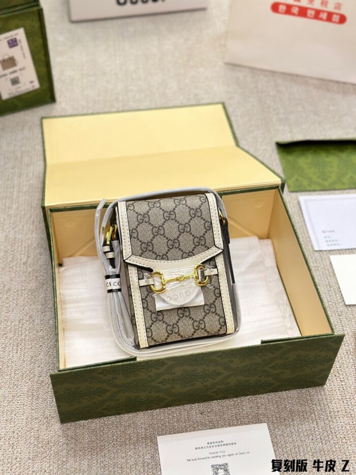 Gucci 1955 Vintage Series Replica Calfskin Phone Pouch Double G Pattern Horse Bit Buckle Adjustable Shoulder Strap Hard-Wearing And Versatile - Image 10