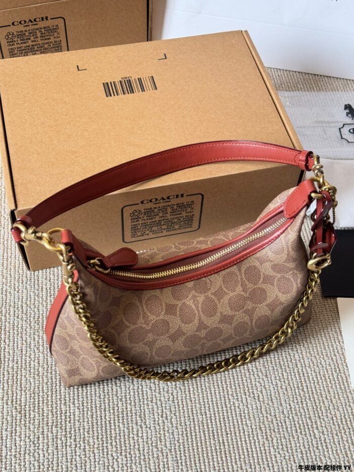 Coach Juliet Hobo Shoulder Bag Black Oil-Waxed Leather Full Zip Closure Retro Sweet-Edgy Aesthetic With Charm - Image 5