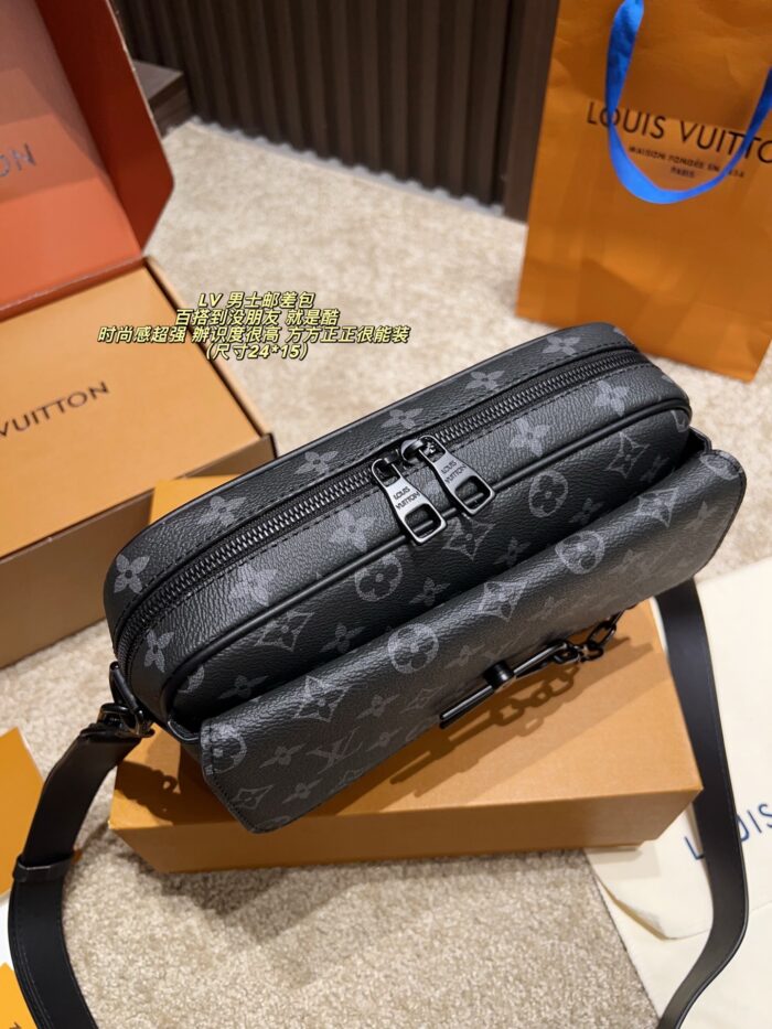 Louis Vuitton Men'S Messenger Bag Chip Edition Stylish And Versatile Highly Recognisable Generous Capacity - Image 4