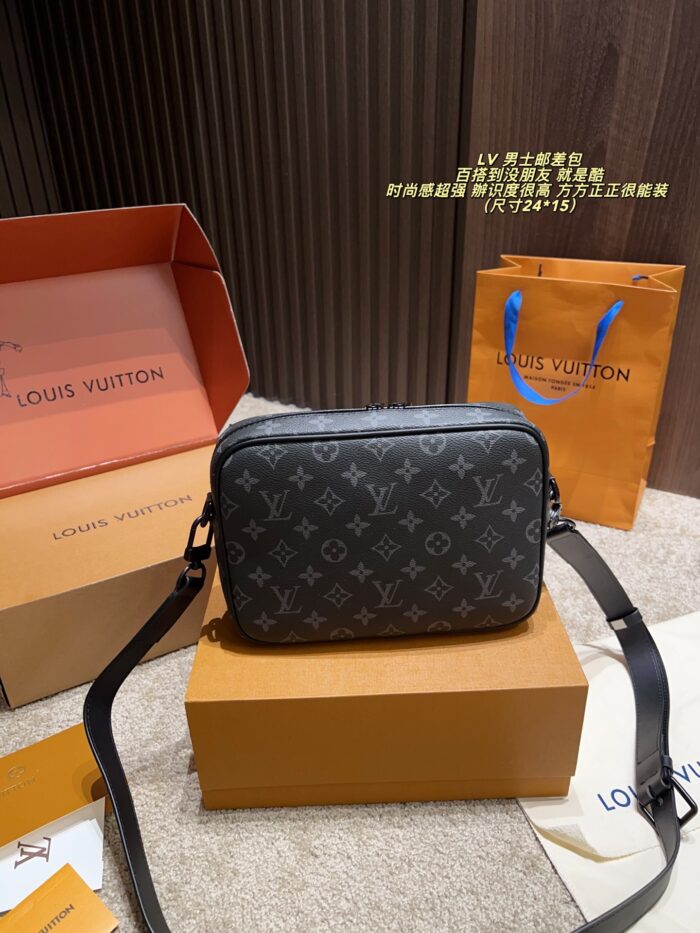 Louis Vuitton Men'S Messenger Bag Chip Edition Stylish And Versatile Highly Recognisable Generous Capacity - Image 5
