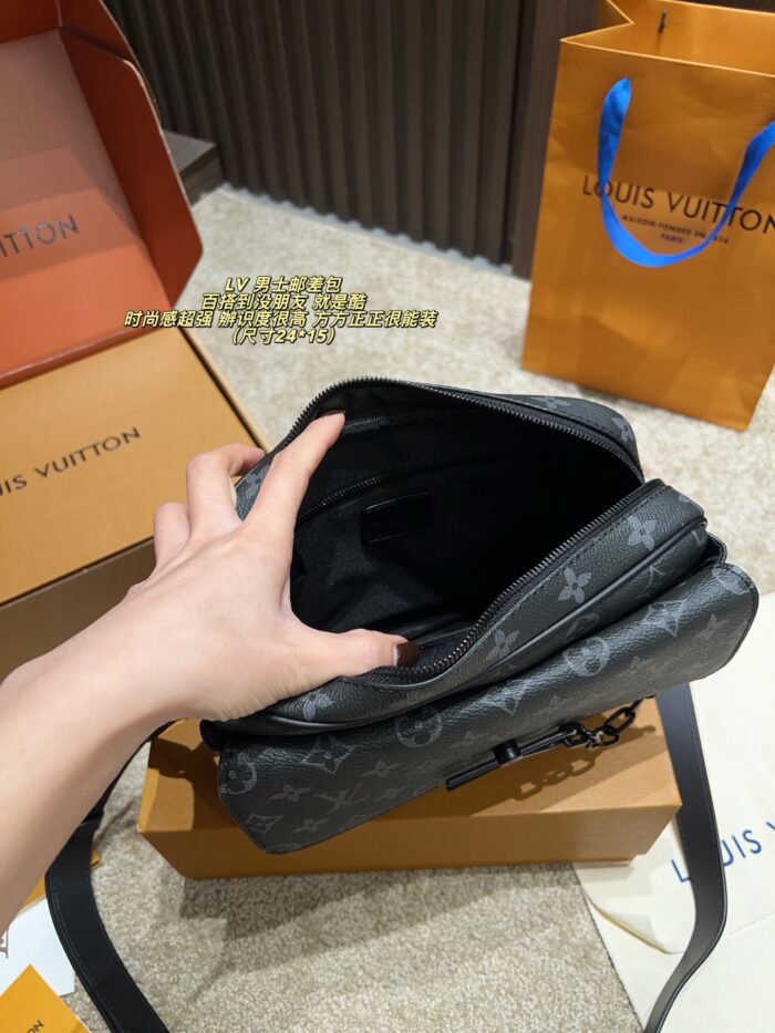 Louis Vuitton Men'S Messenger Bag Chip Edition Stylish And Versatile Highly Recognisable Generous Capacity - Image 6