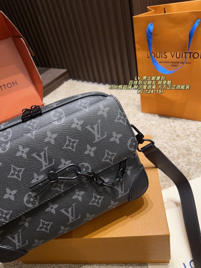 Louis Vuitton Men'S Messenger Bag Chip Edition Stylish And Versatile Highly Recognisable Generous Capacity - Image 9