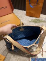 Louis Vuitton Lv24 Limited Edition Denim Carryall Shoulder Bag Dynamic Chip Vegetable-Tanned Leather Rivets Colour-Changing Leather Lightweight And Highly Versatile - Image 9