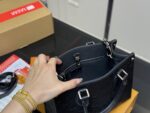 Louis Vuitton On The Go Jungle Shopping Bag Hidden Shoulder Strap For Single-Shoulder Or Hand-Carry Use - Image 4