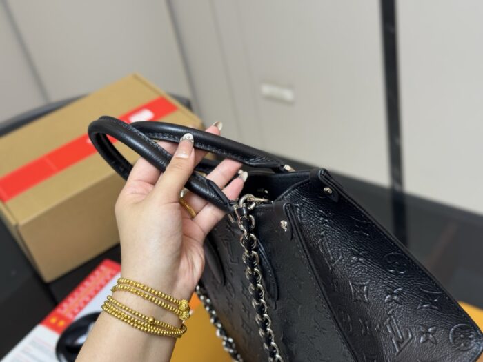 Louis Vuitton On The Go Jungle Shopping Bag Hidden Shoulder Strap For Single-Shoulder Or Hand-Carry Use - Image 7