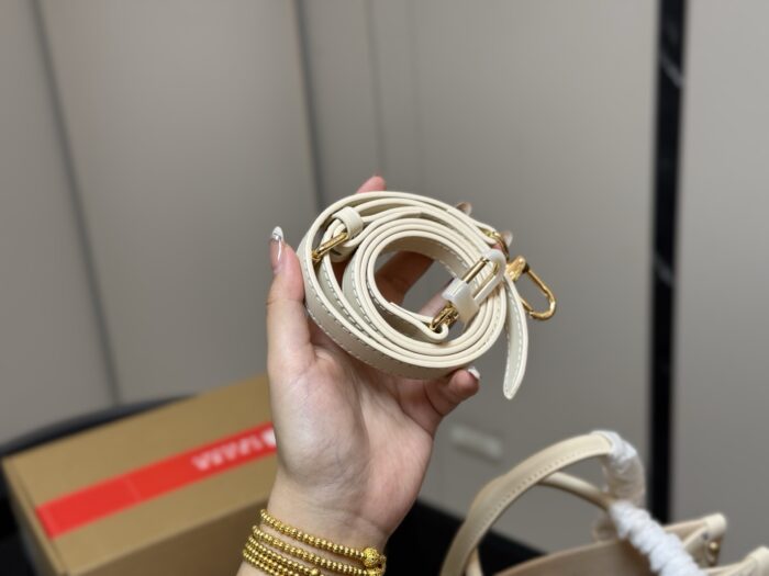 Louis Vuitton On The Go Jungle Shopping Bag Hidden Shoulder Strap For Single-Shoulder Or Hand-Carry Use - Image 6