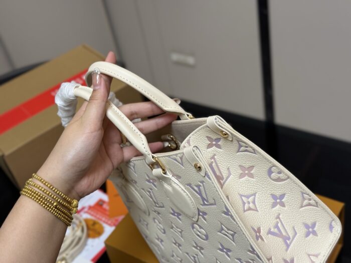 Louis Vuitton On The Go Jungle Shopping Bag Hidden Shoulder Strap For Single-Shoulder Or Hand-Carry Use - Image 7