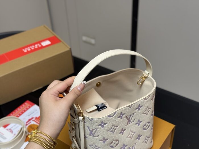 Louis Vuitton Vintage Bucket Bag With Coin Purse - Image 4