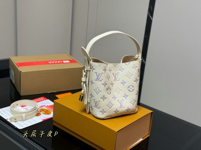 Louis Vuitton Vintage Bucket Bag With Coin Purse - Image 5