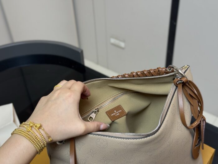 Louis Vuitton Beaubourg Openwork Woven Tote Soft Leather Smooth Zip Practical - Image 4