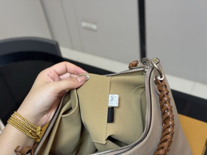 Louis Vuitton Beaubourg Openwork Woven Tote Soft Leather Smooth Zip Practical - Image 5