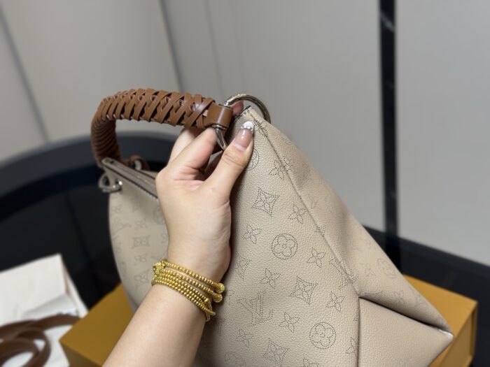 Louis Vuitton Beaubourg Openwork Woven Tote Soft Leather Smooth Zip Practical - Image 7