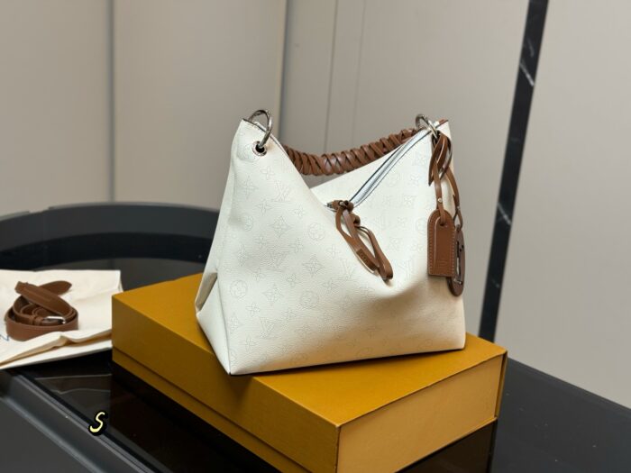 Louis Vuitton Beaubourg Openwork Woven Tote Soft Leather Smooth Zip Practical - Image 12
