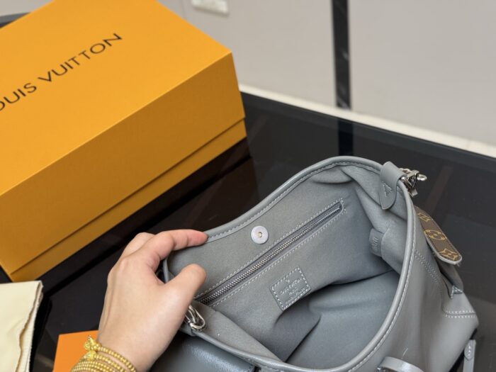 Louis Vuitton Carryall Bow-Tie Shoulder Bag With Coin Purse Included Single-Shoulder Crossbody - Image 4