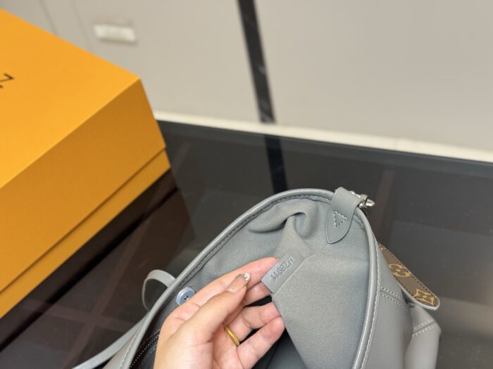 Louis Vuitton Carryall Bow-Tie Shoulder Bag With Coin Purse Included Single-Shoulder Crossbody - Image 5