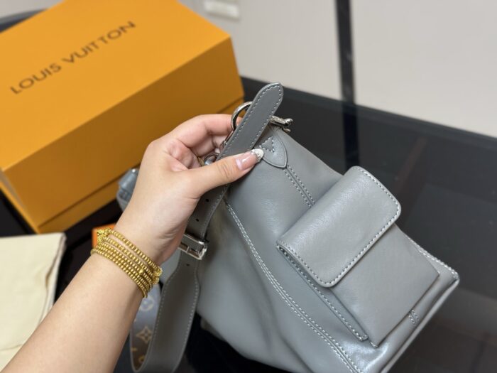 Louis Vuitton Carryall Bow-Tie Shoulder Bag With Coin Purse Included Single-Shoulder Crossbody - Image 7