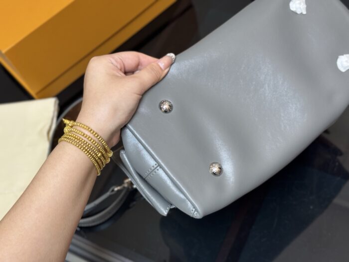 Louis Vuitton Carryall Bow-Tie Shoulder Bag With Coin Purse Included Single-Shoulder Crossbody - Image 9