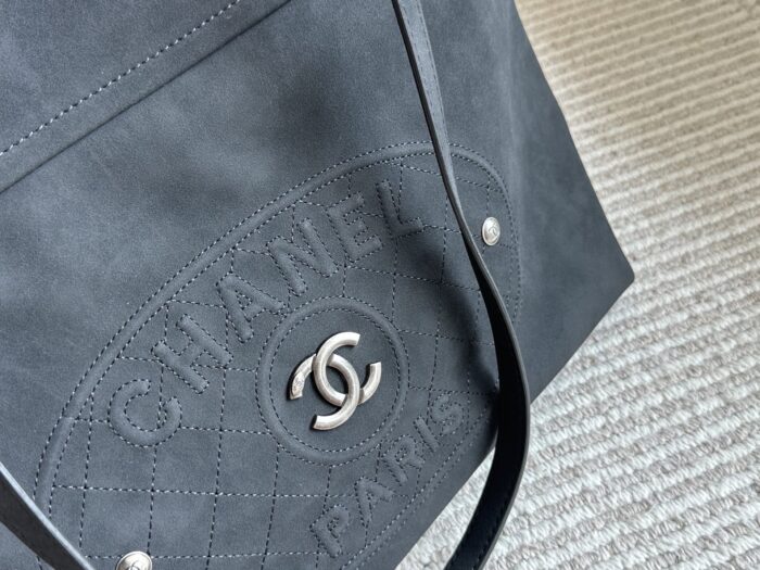 Chanel Vintage Tote Bag Effortlessly Retro Practical And Spacious - Image 2