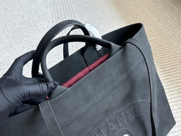 Chanel Vintage Tote Bag Effortlessly Retro Practical And Spacious - Image 3