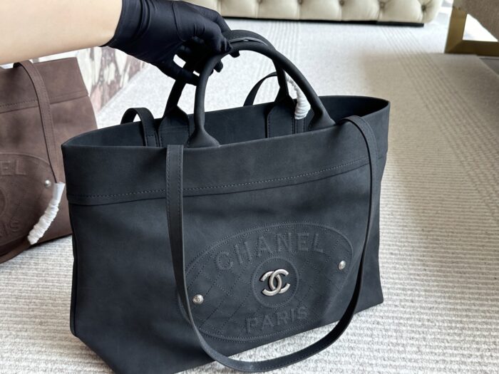 Chanel Vintage Tote Bag Effortlessly Retro Practical And Spacious - Image 6