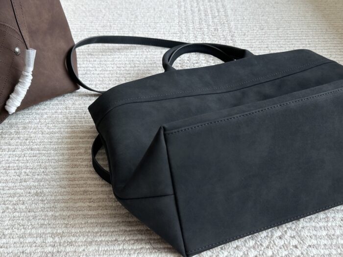 Chanel Vintage Tote Bag Effortlessly Retro Practical And Spacious - Image 8
