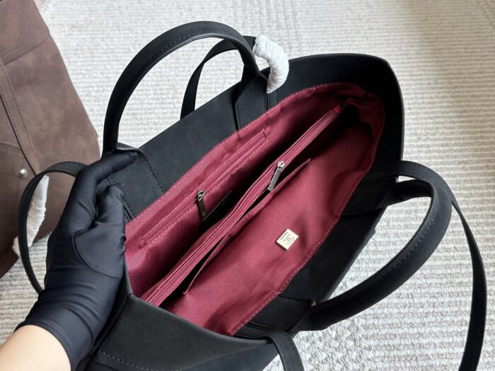 Chanel Vintage Tote Bag Effortlessly Retro Practical And Spacious - Image 9
