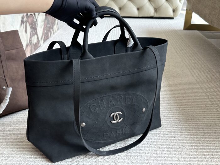 Chanel Vintage Tote Bag Effortlessly Retro Practical And Spacious - Image 10