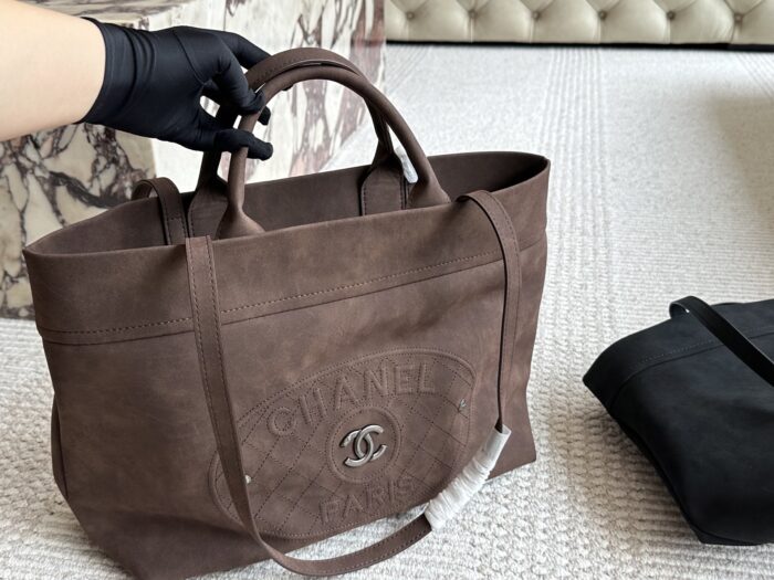Chanel Vintage Tote Bag Effortlessly Retro Practical And Spacious - Image 11