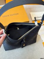 Louis Vuitton Carryall Shoulder Bag Open-Top Magnetic Closure Generous Capacity Wide Shoulder Strap Full-Grain Calf Leather - Image 9
