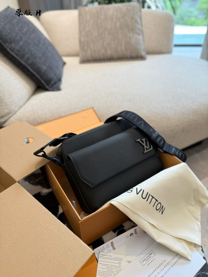 Louis Vuitton Black Men'S Messenger Bag Minimalist Design Generous Capacity Adjustable Shoulder Strap - Image 2