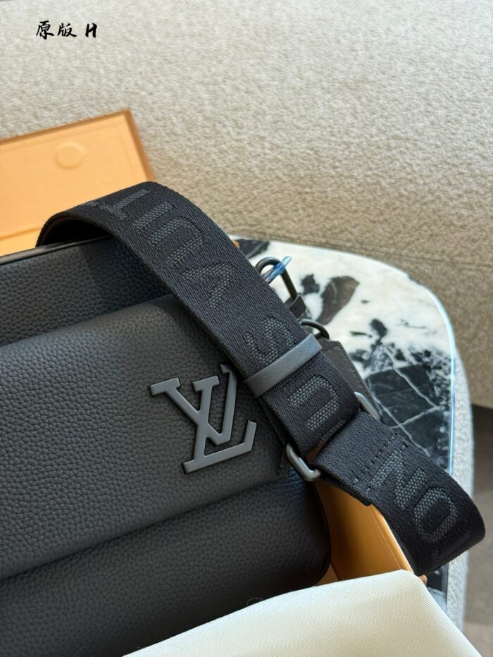 Louis Vuitton Black Men'S Messenger Bag Minimalist Design Generous Capacity Adjustable Shoulder Strap - Image 4