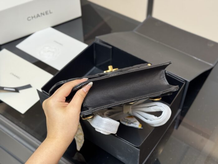 Chanel 25A Maison Artisanat Backpack - Grained Leather Handle With Chain Strap, Handheld Or Crossbody - Image 8