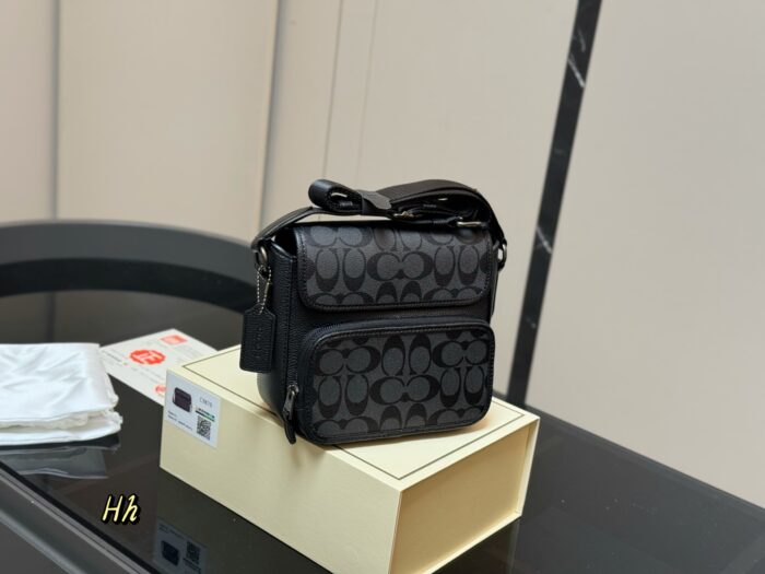 Coach Men'S Messenger Bag Taiwanese Cowhide Metal Hardware Logo Dedicated Lining Essential For The Straight Man - Image 1